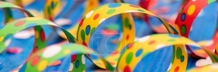 Téléchargez les photos : Colourful confetti streamer at party - en image libre de droit