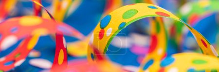 Téléchargez les photos : Colourful confetti streamer at party - en image libre de droit