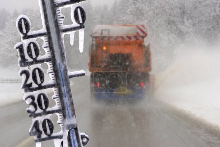 Téléchargez les photos : Thermometer shows cold temperatures on road - en image libre de droit