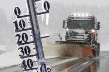 Foto de Thermometer shows cold temperatures on road - Imagen libre de derechos
