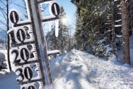 Téléchargez les photos : Thermometer shows cold temperatures on road - en image libre de droit
