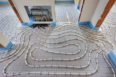 Téléchargez les photos : Underfloor heating system in construction of new residential house - en image libre de droit