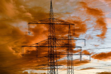 Foto de Torres de alta tensión para electricidad y energía contra el cielo con nubes dramáticas - Imagen libre de derechos