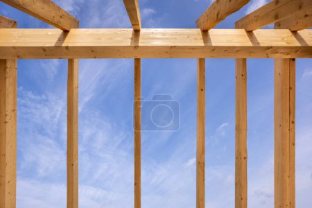 Téléchargez les photos : Roof truss in construction of a newly built house - en image libre de droit