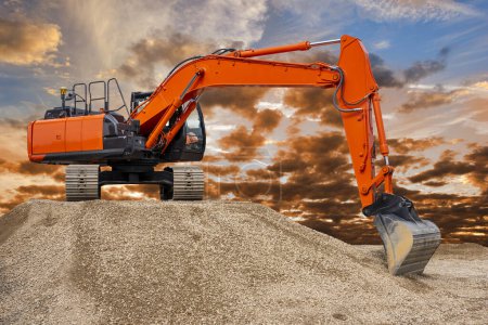 Téléchargez les photos : Excavator is digging and working at construction site - en image libre de droit
