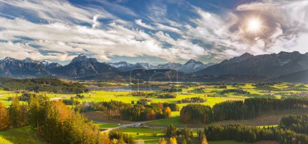 Téléchargez les photos : Paysage panoramique avec lac au printemps en face de la chaîne de montagnes - en image libre de droit