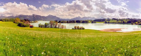 Téléchargez les photos : Paysage panoramique avec lac au printemps en face de la chaîne de montagnes - en image libre de droit