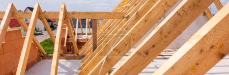 Téléchargez les photos : Roof truss in construction of a newly built house - en image libre de droit
