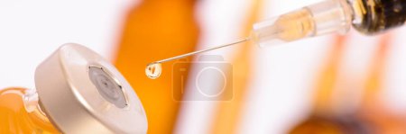 Téléchargez les photos : Injection et vaccination avec seringue et sérum - en image libre de droit