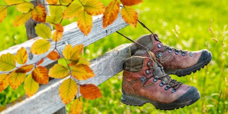 Téléchargez les photos : Bottes de marche tout en trekking dans les montagnes à l'automne - en image libre de droit