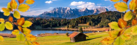 Téléchargez les photos : Vue panoramique sur paysage rural avec chaîne de montagnes et lac à l'automne - en image libre de droit