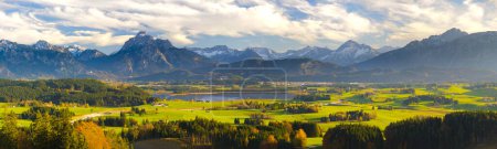 Téléchargez les photos : Paysage panoramique avec chaîne de montagnes et ciel nuageux - en image libre de droit