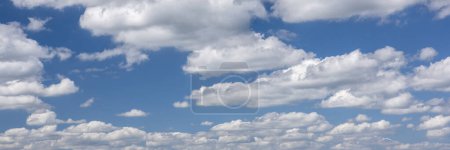 Téléchargez les photos : Vue panoramique sur le ciel avec de beaux nuages - en image libre de droit