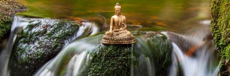 Foto de Buda escultura sentado en cascada de agua corriente - Imagen libre de derechos