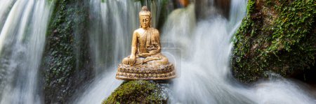 Téléchargez les photos : Bouddha sculpture assis dans la cascade de l'eau courante - en image libre de droit