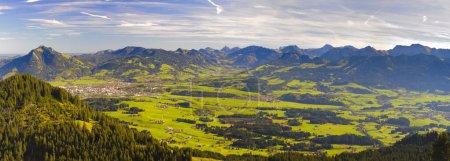 Téléchargez les photos : Paysage panoramique avec rocher et chaîne de montagnes - en image libre de droit
