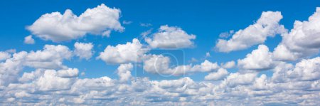 Foto de Vista panorámica a las nubes en el cielo - Imagen libre de derechos