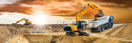 Téléchargez les photos : Excavatrice creuse et travaille sur le chantier de construction - en image libre de droit
