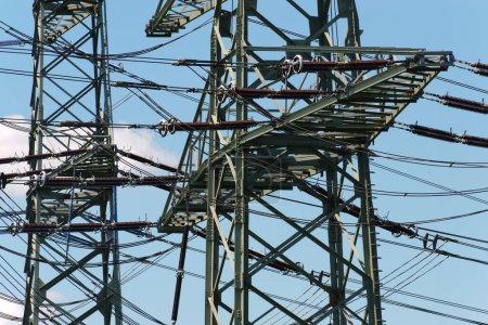 Téléchargez les photos : Pylônes haute tension pour l'électricité et la puissance contre le ciel - en image libre de droit