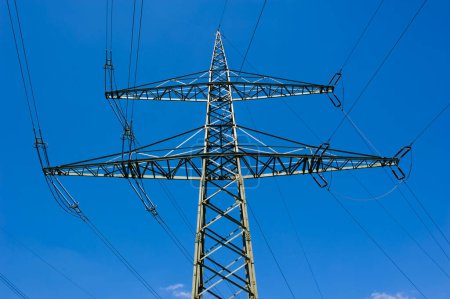 Foto de Torres de alta tensión para electricidad y energía contra el cielo - Imagen libre de derechos