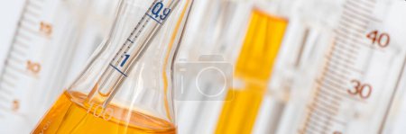 Foto de Artículos de vidrio de tubo de ensayo en laboratorio científico - Imagen libre de derechos