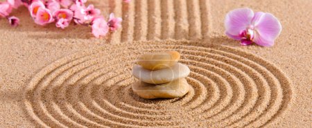 Foto de Jardín zen japonés con piedra en arena texturizada - Imagen libre de derechos