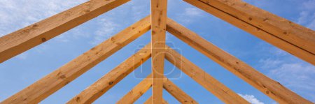 Téléchargez les photos : Ferme de toit dans la construction d'une nouvelle maison construite - en image libre de droit