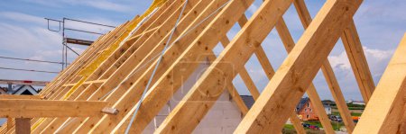 Téléchargez les photos : Ferme de toit dans la construction d'une nouvelle maison construite - en image libre de droit