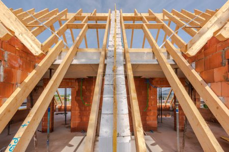 Foto de Armazón de techo en la construcción de una casa de nueva construcción - Imagen libre de derechos