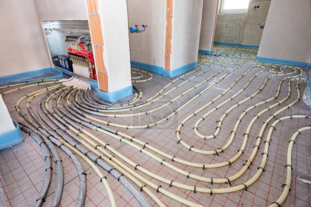 Téléchargez les photos : Underfloor heating system in construction of new residential house - en image libre de droit