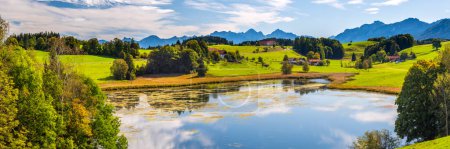 Téléchargez les photos : Paysage panoramique dans la région au printemps avec beau lac et chaîne de montagnes des Alpes dans l'arrière-pays - en image libre de droit
