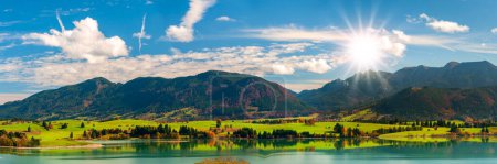 Téléchargez les photos : Paysage panoramique au printemps avec beau lac et chaîne de montagnes des Alpes en arrière-plan - en image libre de droit