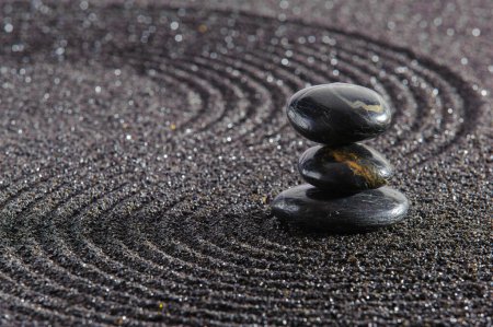 Téléchargez les photos : Jardin zen japonais avec pierre en sable texturé - en image libre de droit