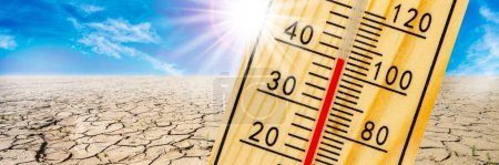 Téléchargez les photos : Thermomètre montre une température élevée en été avec sécheresse et manque d'eau dans le champ - en image libre de droit