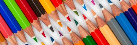 Téléchargez les photos : Crayons de couleur disposés comme un symbole pour le travail d'équipe et la communauté - en image libre de droit