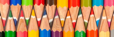 Téléchargez les photos : Crayons de couleur disposés comme un symbole pour le travail d'équipe et la communauté - en image libre de droit