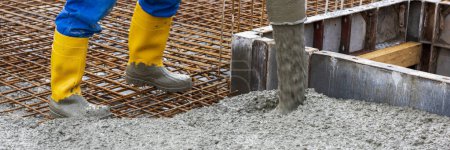 Téléchargez les photos : Travailleur bétonne le plancher de huose nouvelle construction - en image libre de droit