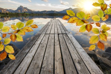 Téléchargez les photos : Jetée en bois avec perspective sur le lac à l'automne - en image libre de droit