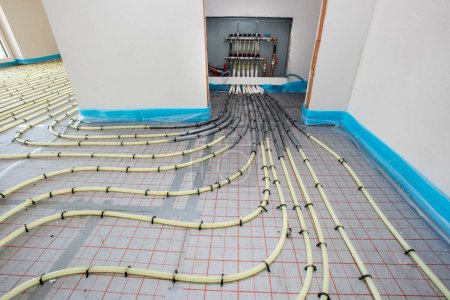 Téléchargez les photos : Système de chauffage par le sol dans la construction d'une nouvelle maison résidentielle - en image libre de droit