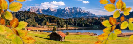 Téléchargez les photos : Vue panoramique sur paysage rural avec chaîne de montagnes et lac à l'automne - en image libre de droit