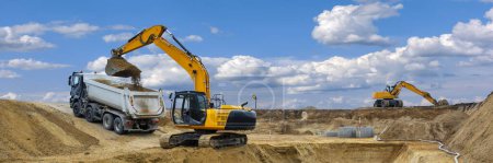 Téléchargez les photos : Excavatrice est en travaux et creuser sur le chantier de construction - en image libre de droit