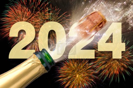 Téléchargez les photos : Feux d'artifice colorés et champagne éclatant à la veille du Nouvel An 2024 - en image libre de droit