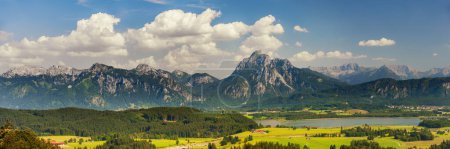 Téléchargez les photos : Paysage panoramique et nature avec chaîne de montagnes alpines en Bavière, Allemagne - en image libre de droit