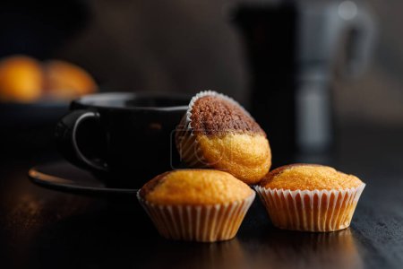 Gros plan d'un muffin sur une table noire.