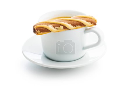 Biscuits rayés classiques et tasse de café isolés sur un fond blanc.