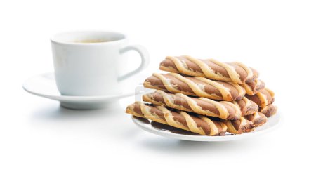 Klassisch gestreifte Kekse und Kaffeetasse isoliert auf weißem Hintergrund.