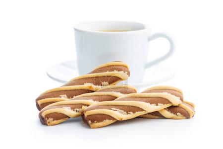Biscuits rayés classiques et tasse de café isolés sur un fond blanc.