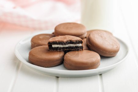 La plaque de biscuits recouverts de chocolat et verre de lait