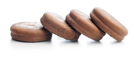 Eine Nahaufnahme von mit Schokolade überzogenen Keksen auf isoliertem weißem Hintergrund
