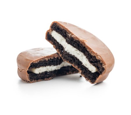 Une vue rapprochée des biscuits recouverts de chocolat sur fond blanc isolé